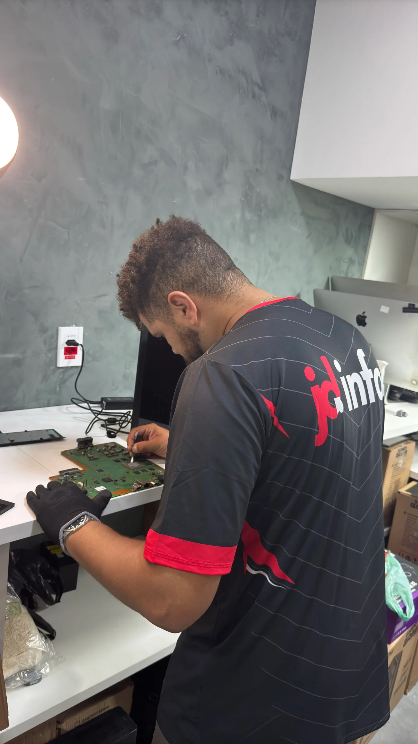 Técnico trabalhando em reparo de placa-mãe